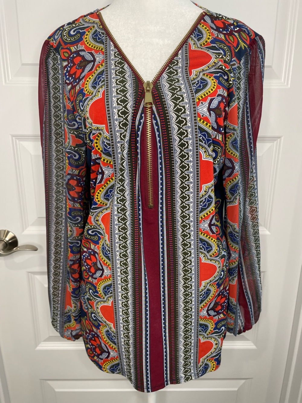 Vibrant Coco Blanco Paisley Print V-Neck Blouse with Zip Detail - Large